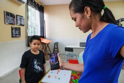 Isaac Souza, 9 anos, é um dos alunos do Núcleo de Altas Habilidades e Superdotação (NAAHS) do Centro de Atendimento Educacional Especializado (CAEE)