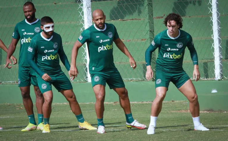 Juan, de mascará, com Nicolas, em treino do Goiás