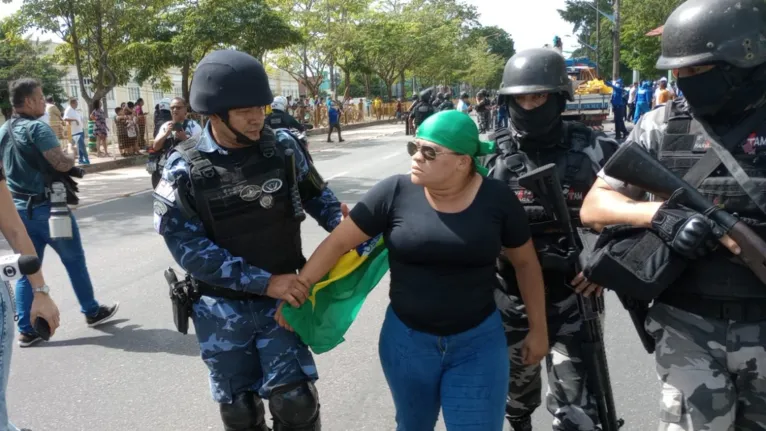 Golpistas foram retirados de acampamento em frente ao 2º BIS por PMs e guardas municipais