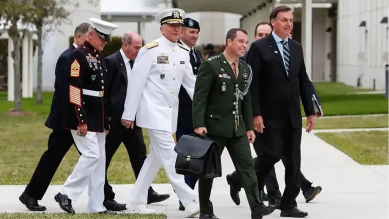 Cid aparece ao lado de Bolsonaro nessa foto.