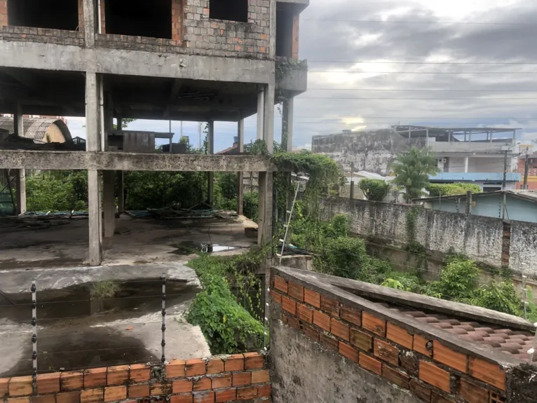 Moradores do residencial são obrigados a contratar um serviço de limpeza de terreno