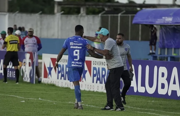 Márcio Fernandes orienta o atacante Mário Sérgio durante jogo deste domingo (12), contra o Galo Elétrico.