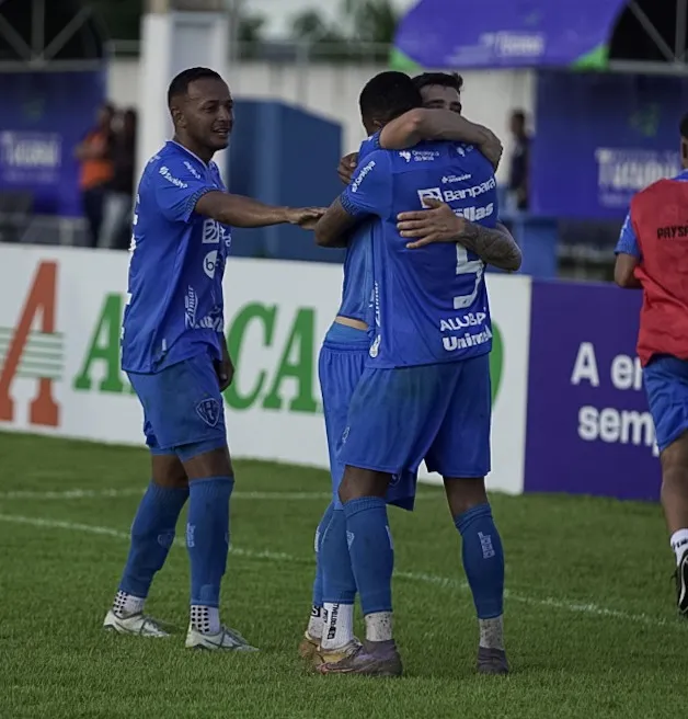 Jogadores do Paysandu comemoram gol de empate com o Independente.