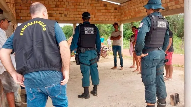 O policiais permaneceram no local até a retirada dos invasores