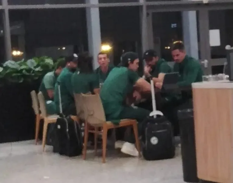 Jogadores do Goiás durante o embarque para Marabá, onde enfrentam o Azulão pela segunda fase da Copa do Brasil.