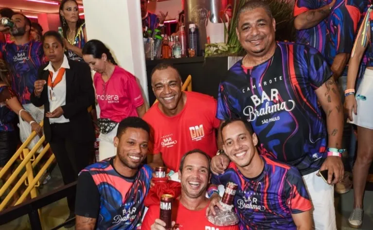 De sósias até sogra do VP, o futebol se destaca no carnaval