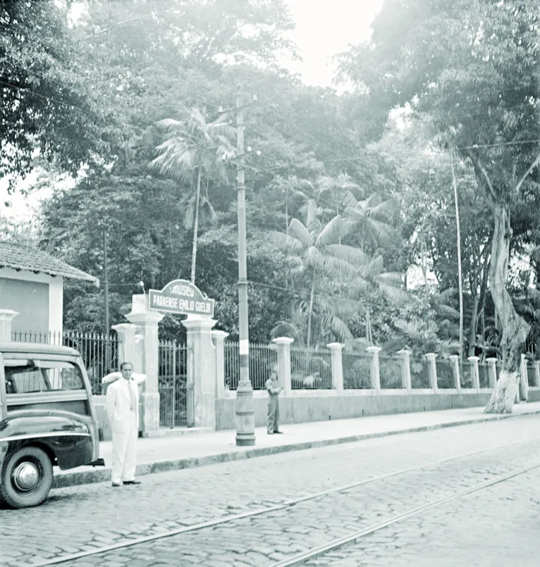 Em frente ao Museu Goeldi, em 1949