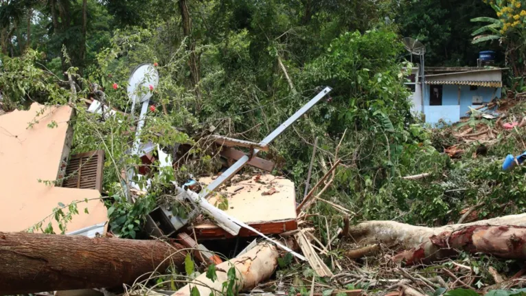 Várias casas ficaram destruídas em São Paulo.