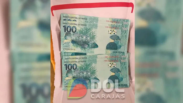 O envelope tinha dez notas que simulavam ser R$ 100.