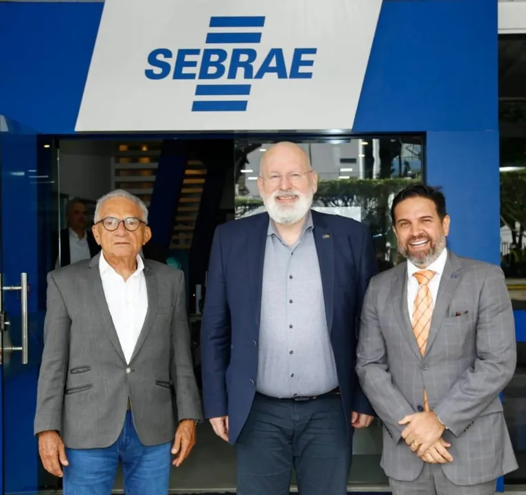 José Conrado Santos (Pte, do CDE), Frans Timmermans (Vice-presidente executivo da União Europeia) e Rubens Magno (Diretor-superintendente do Sebrae:PA)