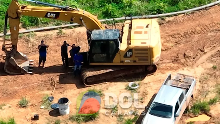 Garimpeiros trabalhando na área que fica bem próximo a torres de alta tensão