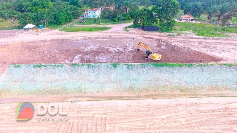 Canteiro de obras montado às proximidades da ponte