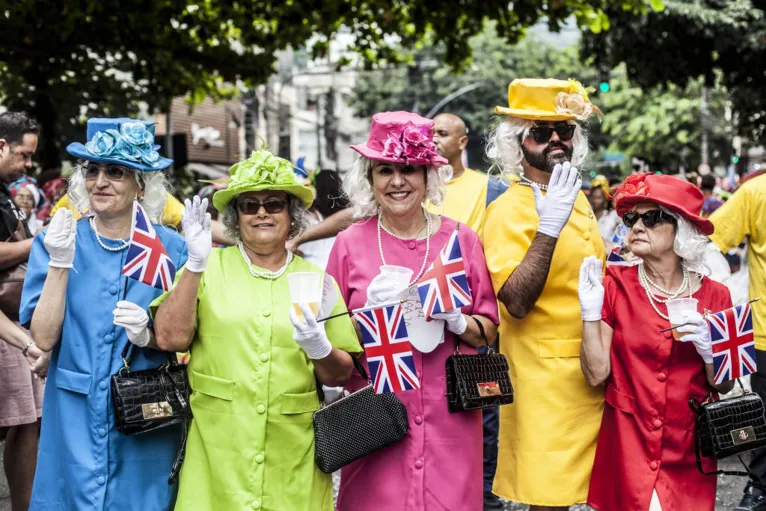 Grupo personifica Elizabeth 2ª no bloco Suvaco do Cristo, no pré-Carnaval do Rio de Janeiro