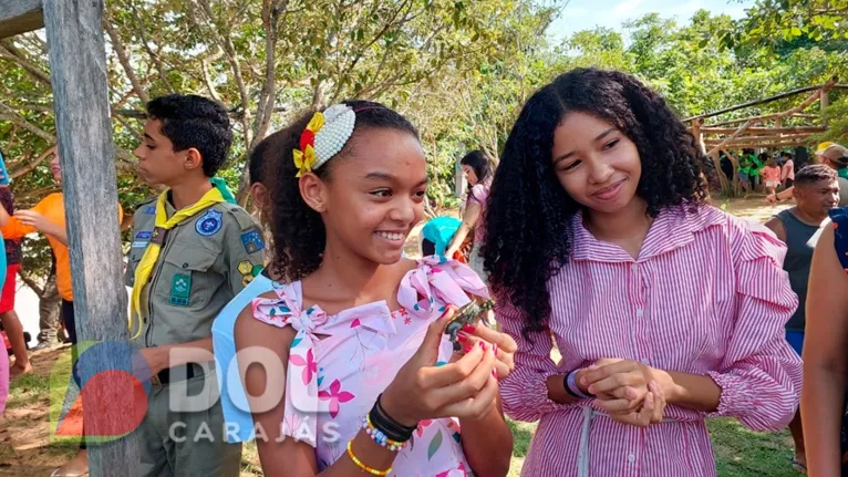 Crianças emocionadas com a soltura das tartarugas e tracajás