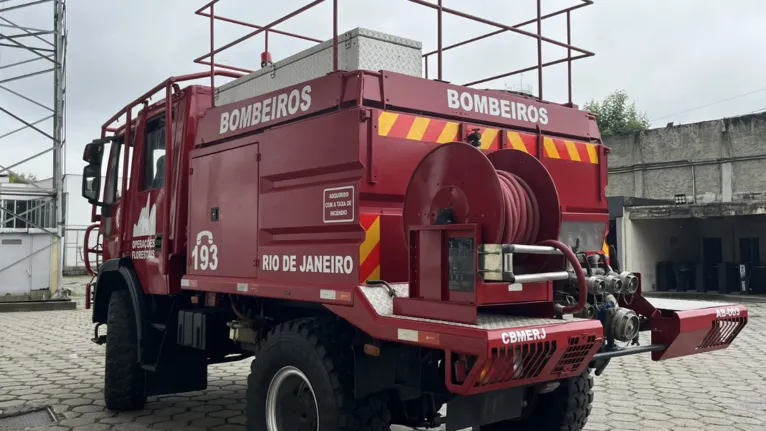 Caminhão dos bombeiros que vai levar Dinamite até Duque de Caxias