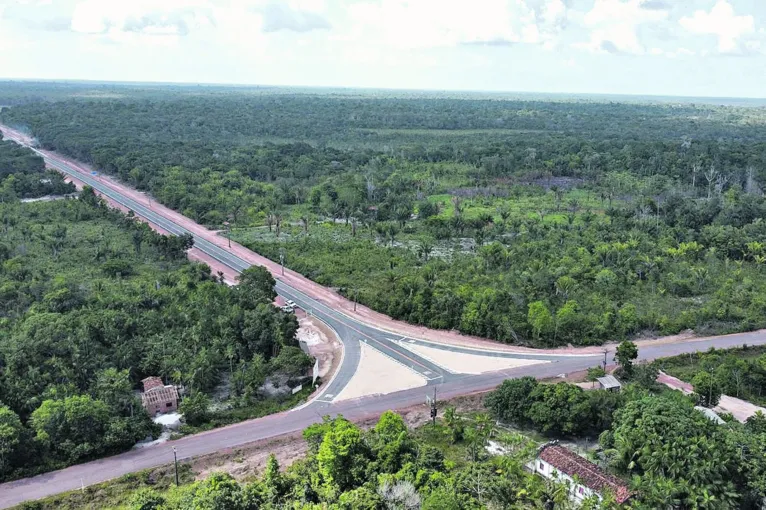 Rodovia ganhou sinalização, infraestrutura e iluminação, além de novas pontes em concreto, substituindo as antigas, em madeira