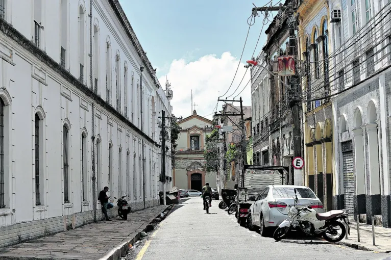 O início da Tomázia Perdigão, na ilharga, é marcado pela presença do Palácio do Governo (hoje Museu do Estado do Pará), e o seu término se dá em de frente para a Igreja de São João Batista, uma das primeiras de Belém.