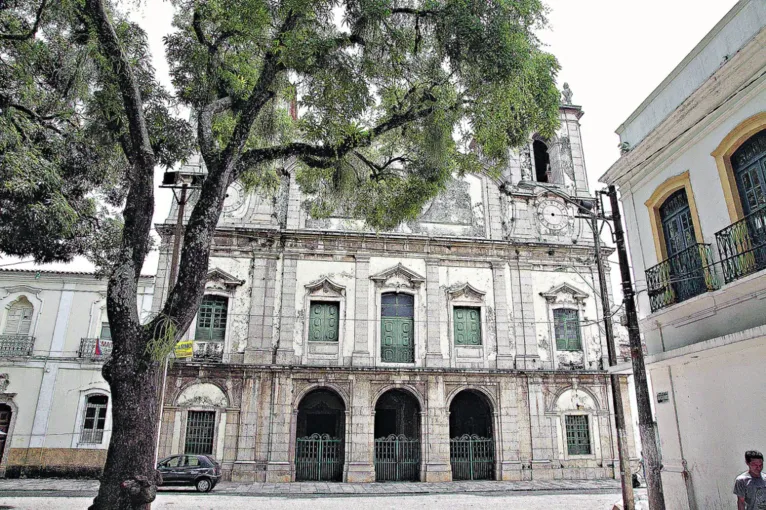 A Igreja do Carmo fica no bairro da Cidade Velha e tem o estilo neoclássico