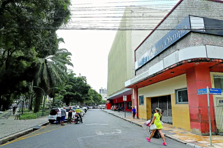 Início da rua hoje, na esquina com a avenida Presidente Vargas