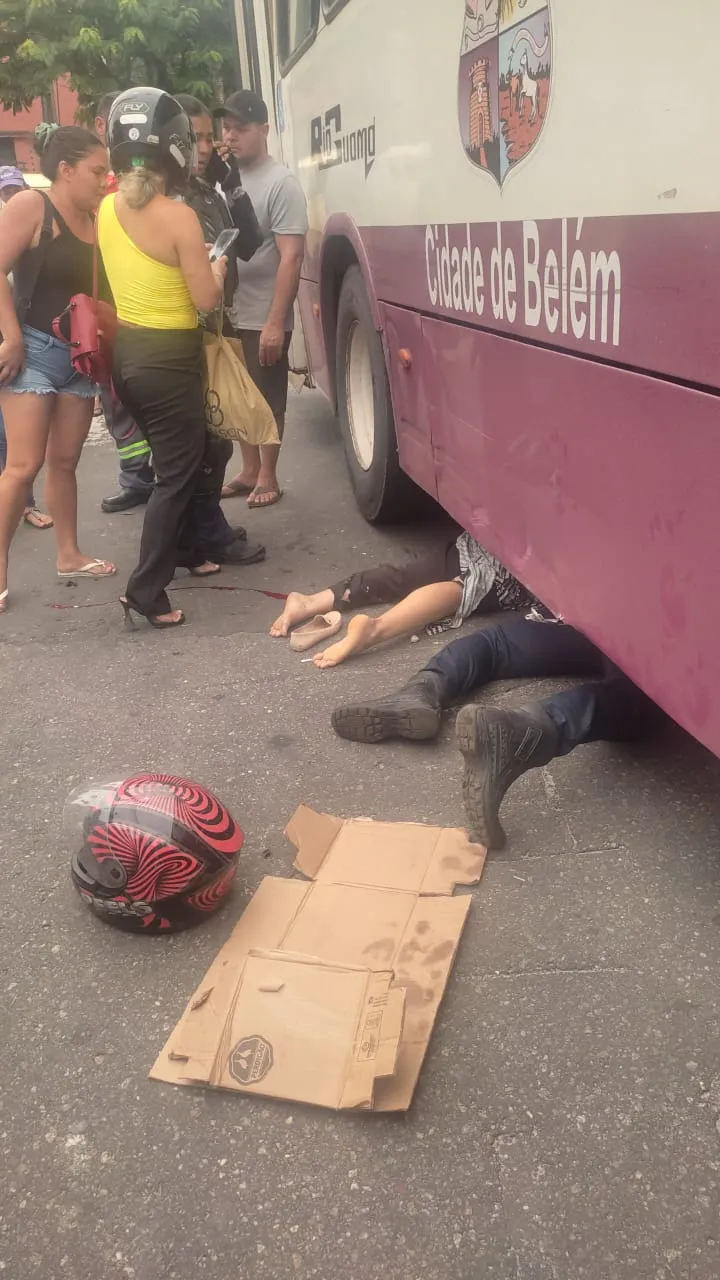 Belém: motociclista vai parar debaixo de ônibus e sobrevive