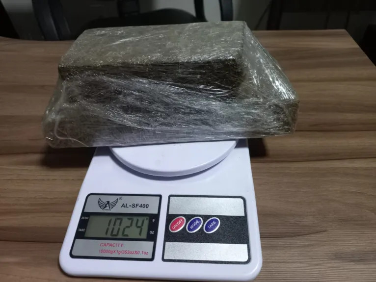 Pacote contendo pouco mais de 1 kg de maconha apreendido nesta quarta-feira (1º), em Parauapebas.