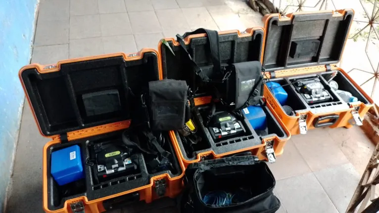 As três maletas de fibra óptica roubadas que somam mais de 50 mil reais.