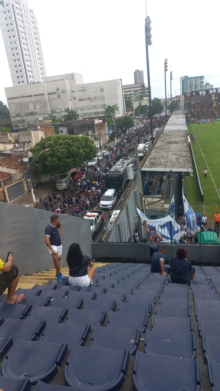 Vídeo: Torcida puxa "parabéns pra você" ao Clube do Remo