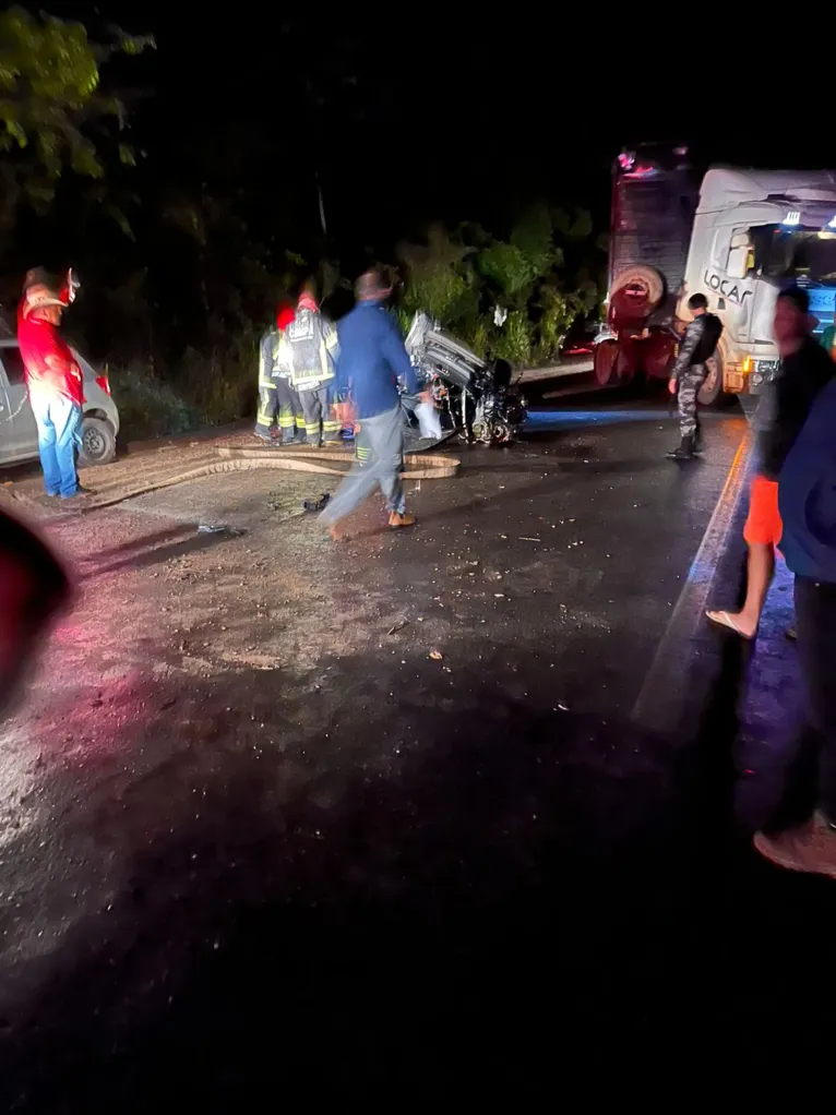 Vídeo: Caminhão bate de frente com carro na Alça Viária
