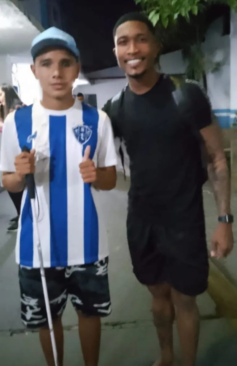 Torcedor cego ganha presente do Paysandu e cativa a Fiel