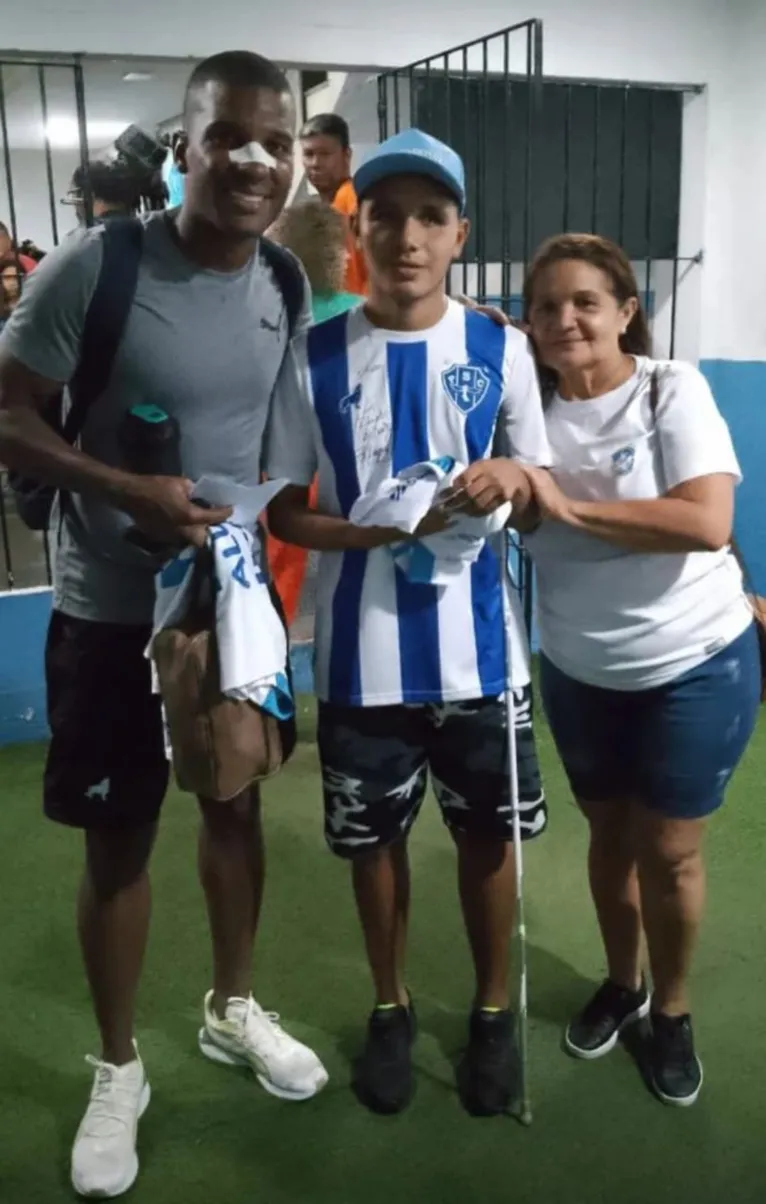 Torcedor cego ganha presente do Paysandu e cativa a Fiel