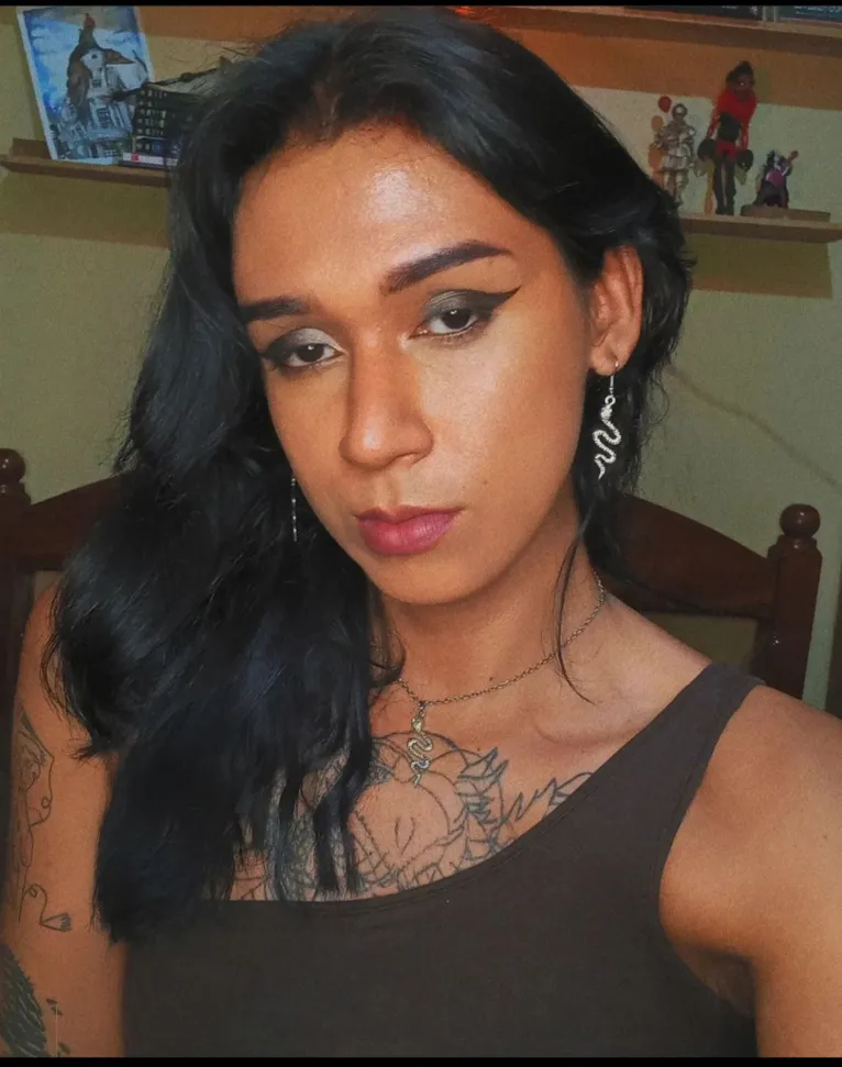 Uỳara Amanaỳara, artista de multilinguagens, tatuadora e body piercer