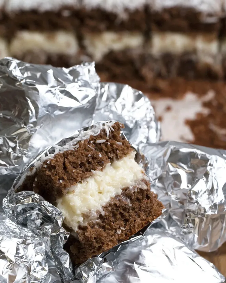 Bolo gelado de coco com chocolate