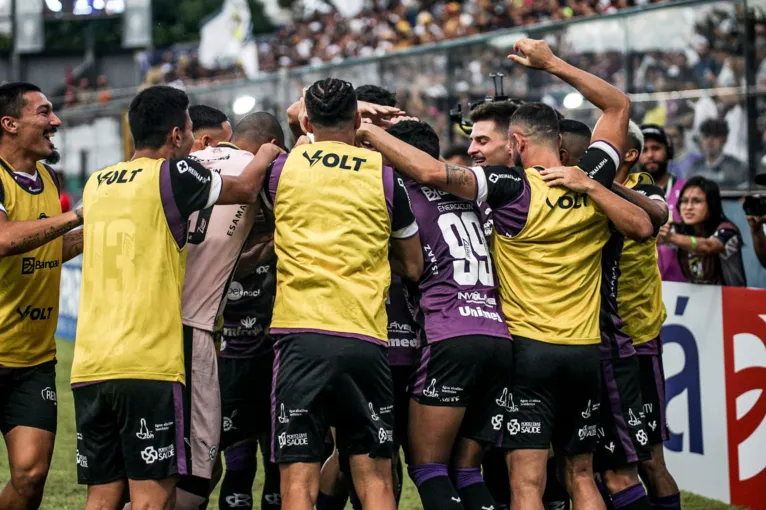 Jogadores comemoram primeiro gol contra o Tapajós