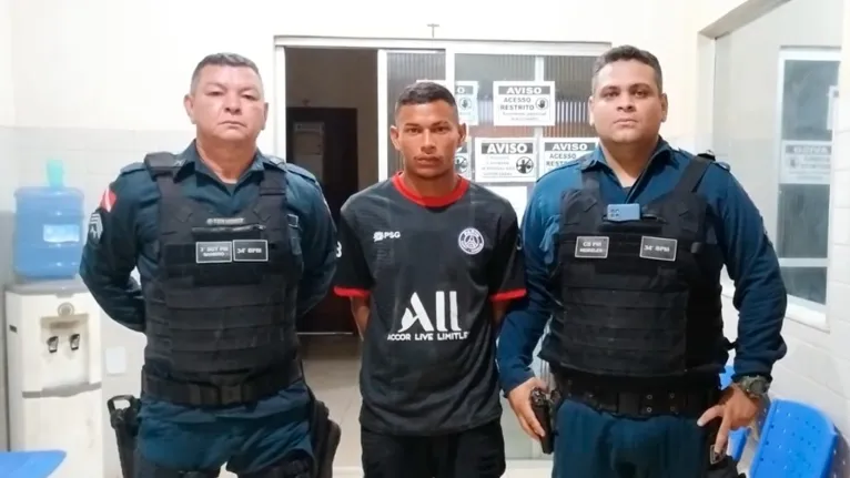 Jackson Luiz com os militares que efetuaram a prisão