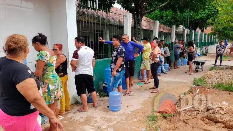 Moradores estão recorrendo a escolas com chafarizes para buscar água