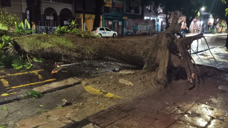 A via ficou completamente interditada na noite desta terça-feira (14)