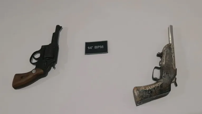 Armas usadas pelos suspeitos para atentar contra policiais