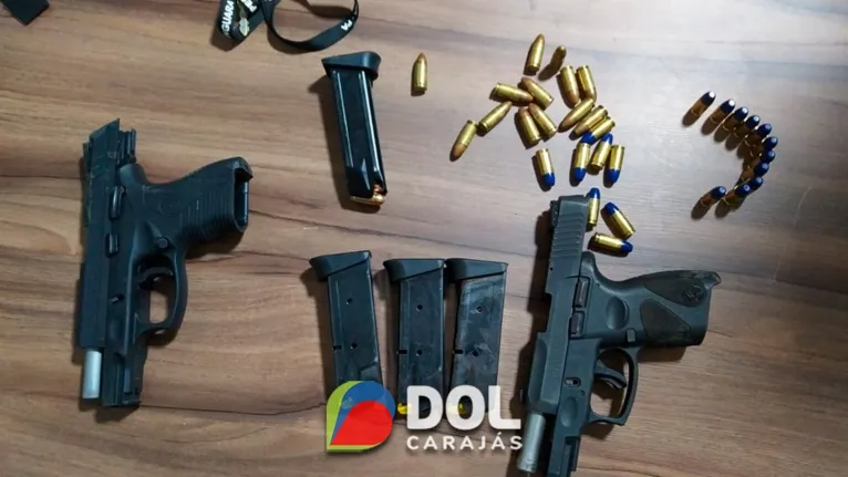 Pistolas, 04 carregadores e munições apreendidas em poder da dupla