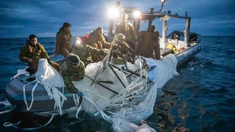 Marinheiros dos EUA trabalham para recolher restos do balão chinês abatido na semana passada.