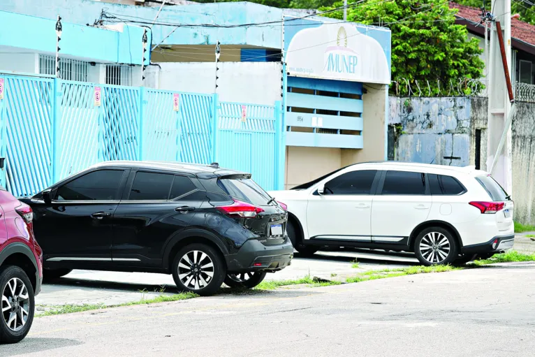 Belém, Pará, Brasil. Cidade. Registro de irregularidades de veículos estacionados em calçadas e canteiros de Belém. Na foto, Tv. Pirajá. 26-01-2023. Foto-Wagner Santana/Diário do Pará.