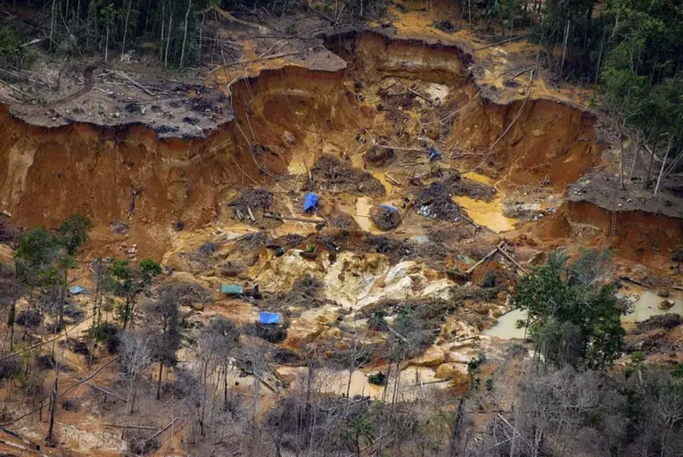 Canteiro de garimpo na Terra Indígena Yanomami, em Roraima.