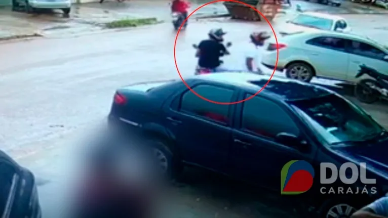 Dupla acusada do crime chegou em uma motocicleta