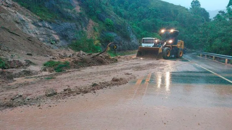 Trator da prefeitura de Sāo Sebastiāo tira entulhos em uma rodovia do município.