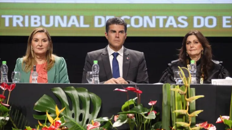 O governador Helder Barbalho,  a vice-governadora do Estado, Hana Ghassan, e a  presidente do TCE-PA, conselheira Rosa Egídia Crispino Calheiros Lopes.