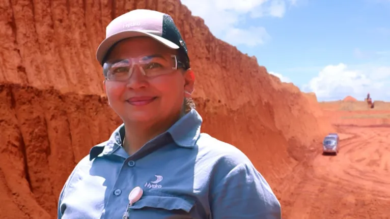 Odimária foi a primeira mulher a operar uma esvacadeira de grande porte na Hydro Paragominas.