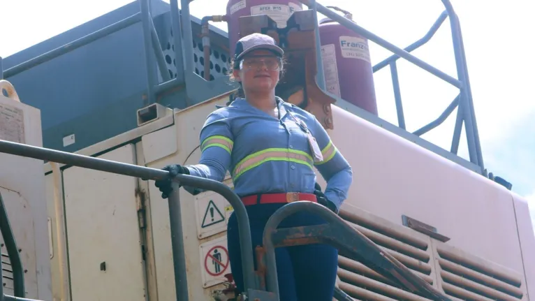 Maria Elcione opera uma dragline 9 na mineração, que pesa 350 toneladas. É a única do Brasil.