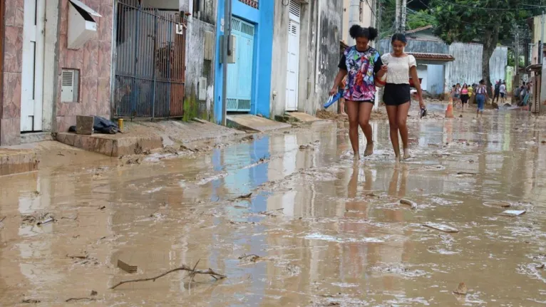 Buscas por desaparecidos se concentram na Barra do Sahy, bairro isolado de São Sebastião.