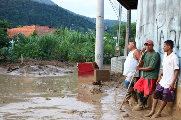 Voluntários descasam alguns minutos em meio aos trabalhos de limpeza da lama que invadiu ruas e casas de São Sebastião.