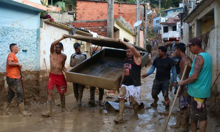 Atuação de voluntários tem sido vital para acelerar os 
 trabalhos de limpeza da cidade, após temporais.