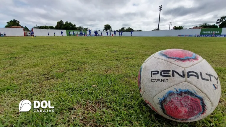 Jogadores já se encontram em campo fazendo aquecimento